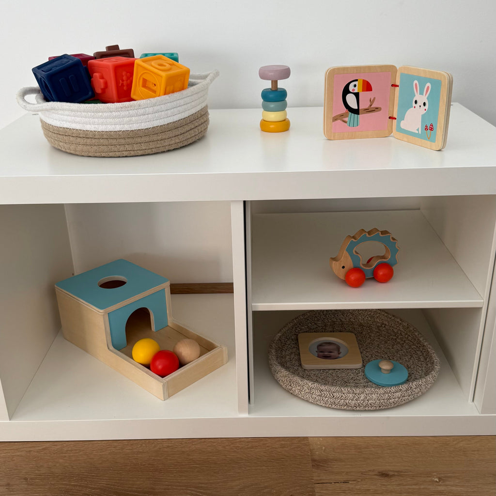 Odprte police lesenih montessori igrač