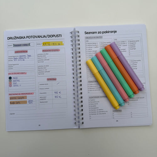 Pastelni barvni markerji ob odprtem planerju – popolni za pisanje, načrtovanje in ustvarjanje.