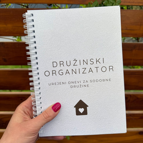Družinski organizator z naslovom Urejeni dnevi za sodobne družine, spiralna beležka za načrtovanje družinskih obveznosti