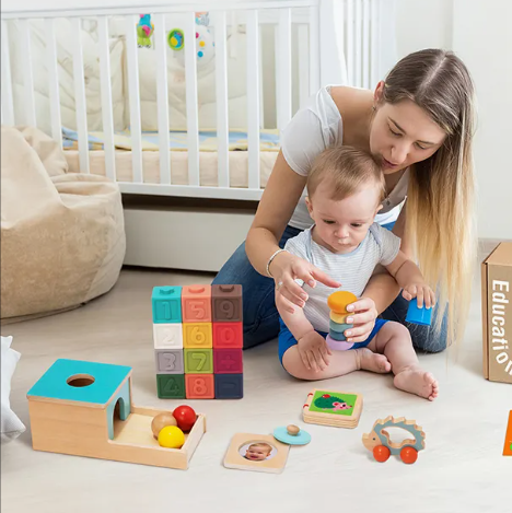 Mama in dojenček se igrata z lesenimi Montessori igračami – razvoj motorike in zaznavanja, primerno za starost 7–12 mesecev (PAKET MAXI)