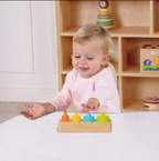 malček sestavlja lesene montessori kocke 13-18 mesecev maxi paket