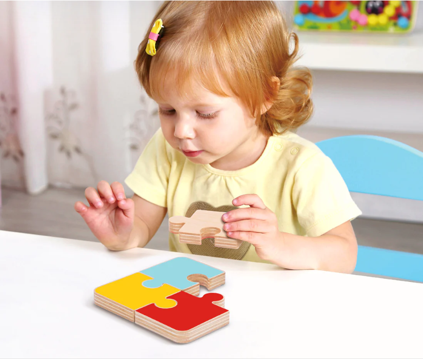 “malček sestavlja leseno montessori sestavljanko 19-24 mesecev maxi paket”