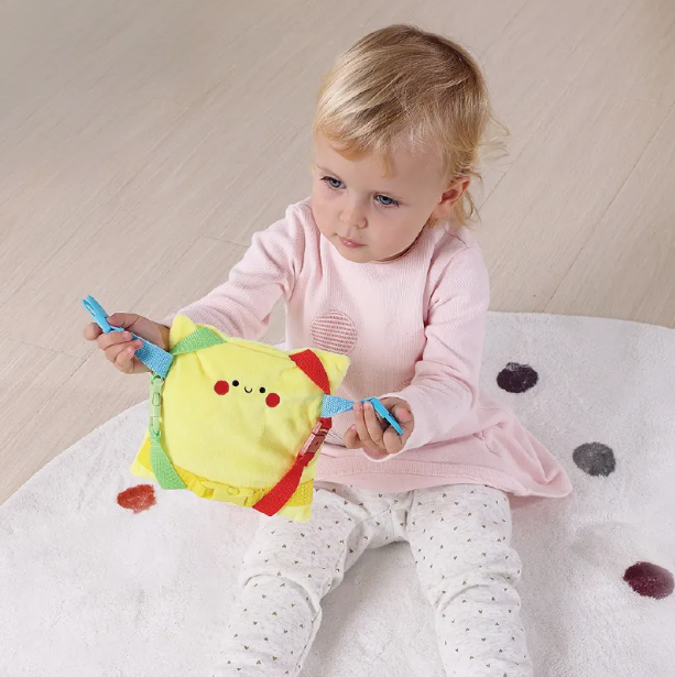 malček se igra s senzorično montessori igračo 19-24 mesecev maxi paket